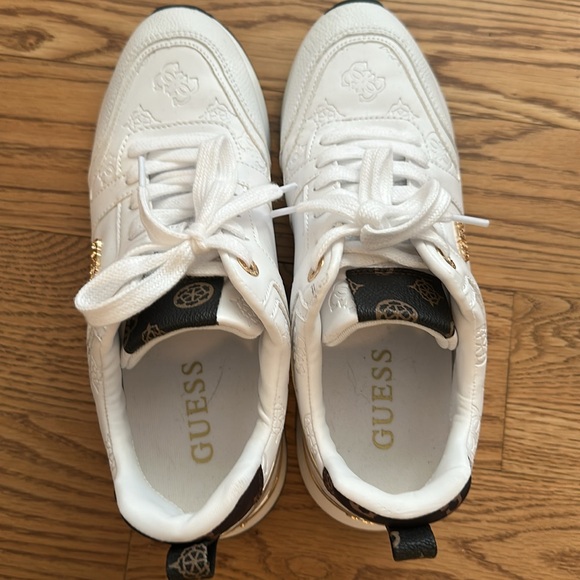 NWOT. Guess Woman’s “Kaddy” White Leather Sneakers with Gold Details. Size 8.5 - Picture 2 of 8